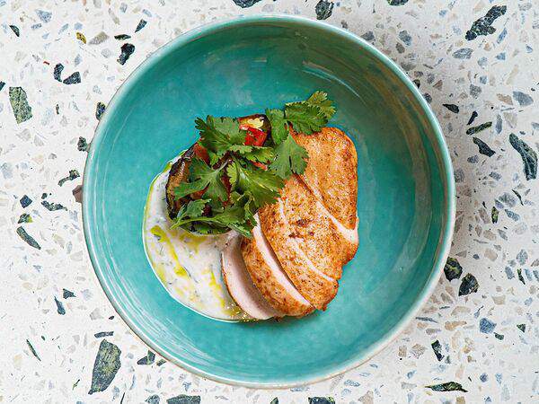 Такие истории - Куриная грудка с половинкой авокадо гриль