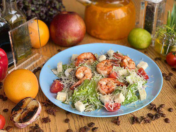 Июль - Салат Цезарь с креветками