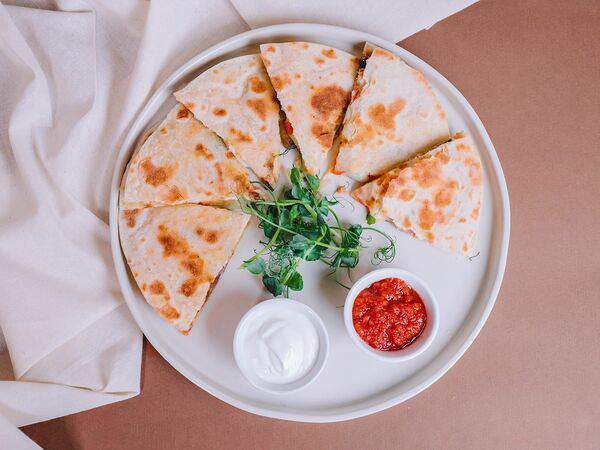 Underground - Кесадилья с ветчиной, сыром и помидорами