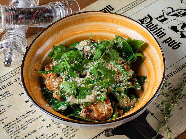 Дублин - Тёплый Салат с Курицей, белой фасолью, чукой и ореховым соусом