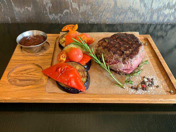 Gagarin Pub - Стейк миньон с овощами гриль