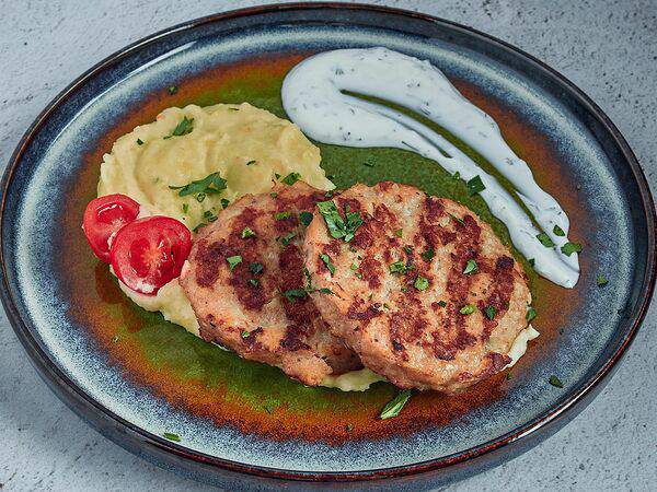 Ресторан Невидалия - Куриные котлеты От Бабушки с картофельным пюре и сырным соусом