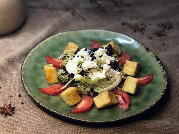 Baranka cafe & bar - Салат со страчателлой и баклажанами