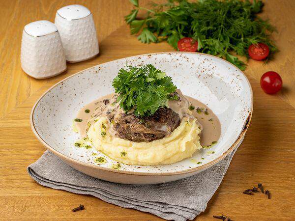 Победа - Говяжьи щечки с соусом из кваса и толченым картофелем