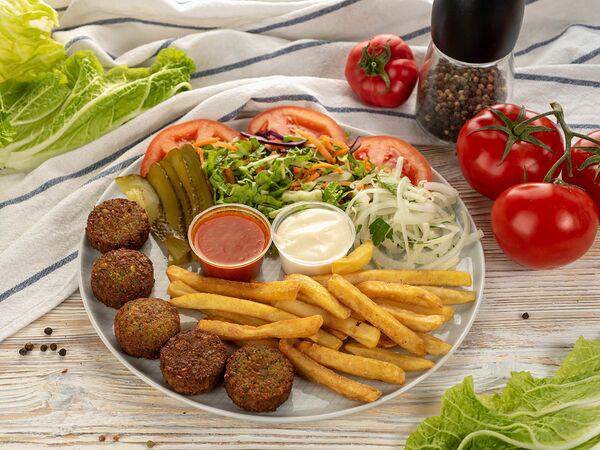 На углу - Фалафель на тарелке