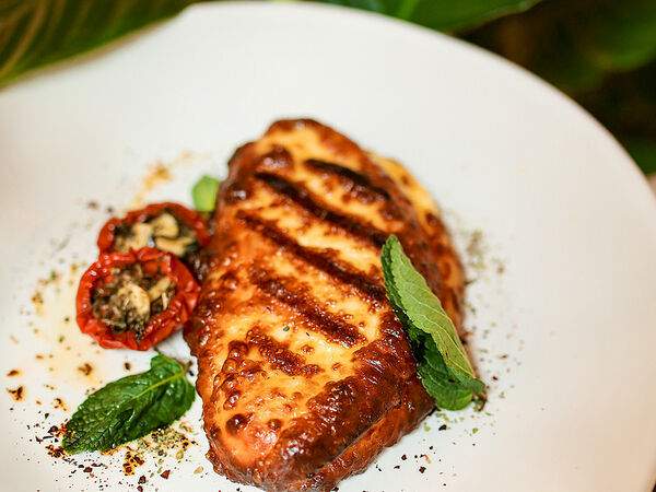 Сыроварня - Халуми на гриле с вялеными томатами и мятой