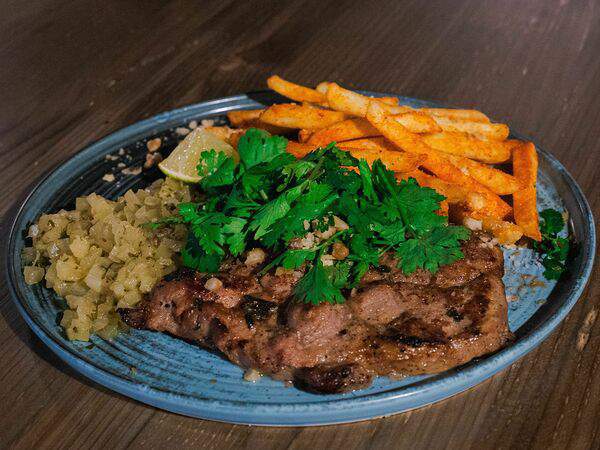 Мята Cyber Lounge Bar - Стейк из cвинoй шеи с ананасовой сальсой и картофелем фри