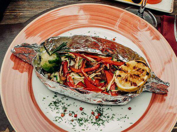 BeerHouse - Стейк из семги в фольге с овощами