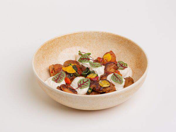 Глупый француз - Мясо цыплёнка с картофелем бейби, шпинатом и овощным тартаром