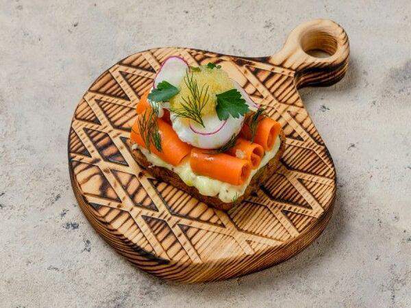 Кафе 38 - Смёрребрёд с икрой щуки и яйцом пашот