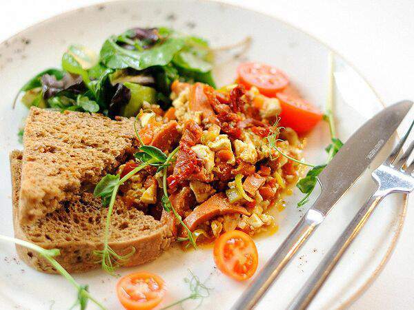 Лакшми - Болтунья из шёлкового тофу с вегетарианской колбасой