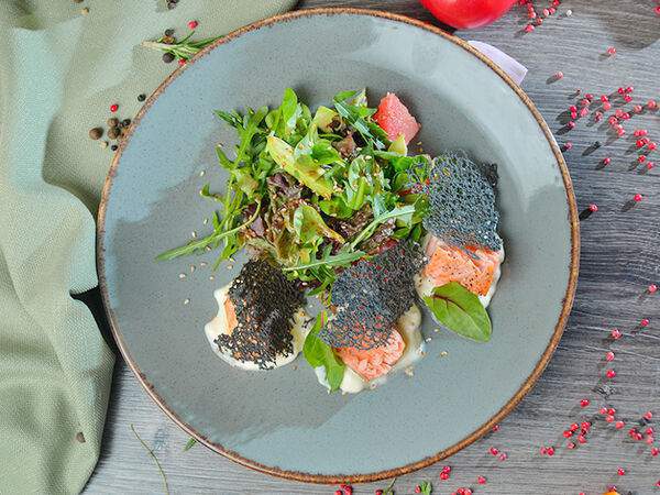 Ресторан Старый Город - Салат с лососем гриль, авокадо и грейпфрутом