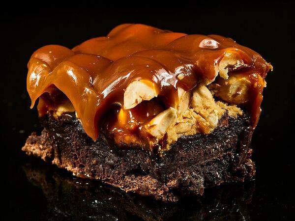 WokPho - Торт Брауни с фундуком и карамелью