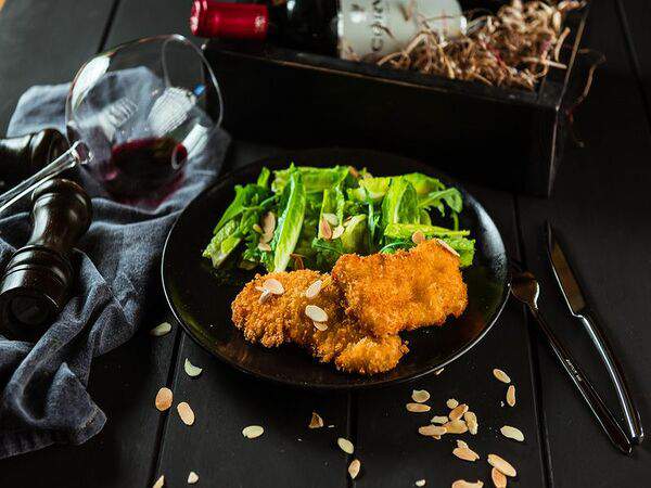 Поющий Лосось - Салат с жареным цыпленком