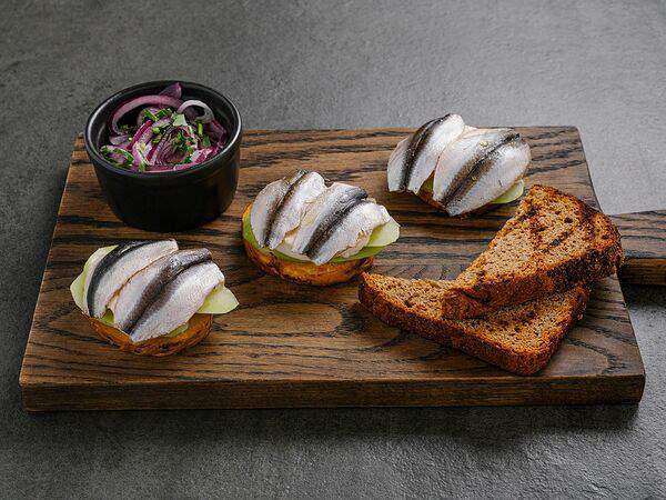 Белуга - Брускетта с килькой