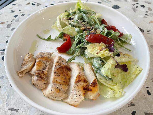 Black Fox - Салат с куриной грудкой и вялеными томатами