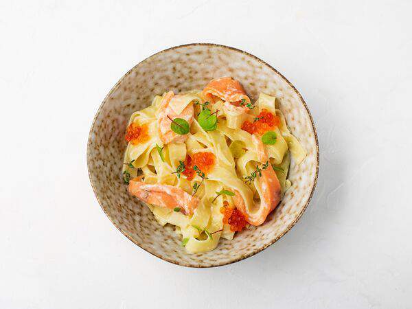 Здрасте кафе - Паста феттуччине с лососем и икрой