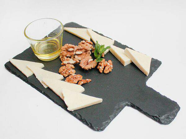 Пиросмани - Сулугуни с медом и орехами