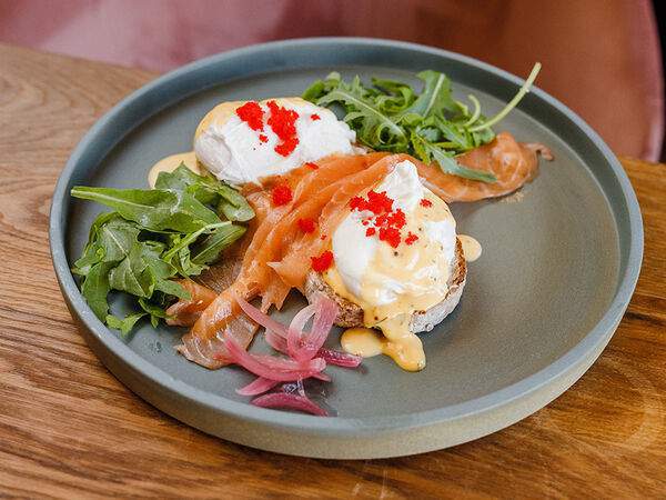 Sunny - Брускетта с лососем и яйцом пашот