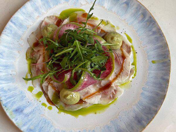 Negroni bar & enoteca - Карпаччо из дорадо с гуакамоле и цитрусовым соусом