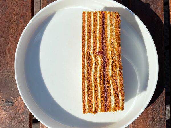 Donna Olivia - Медовый торт с брусникой