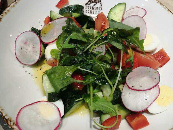 Torro Grill - Салат из свежих овощей с перепелиным яйцом