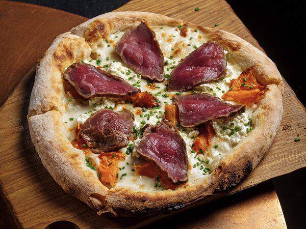 Мона - Большая пицца с говядиной и печеной тыквой