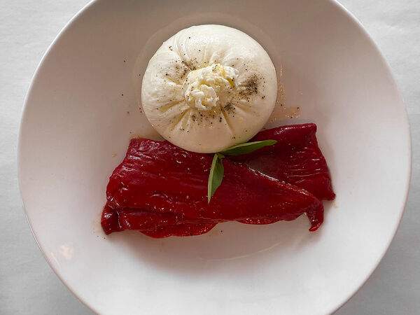 Причал - Буррата с сочными помидорами и печёным перцем