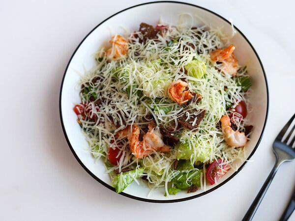 Mogu - Салат Цезарь с креветками