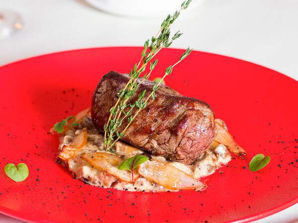 Dolce Vita - Филе говядины с грибным жульеном