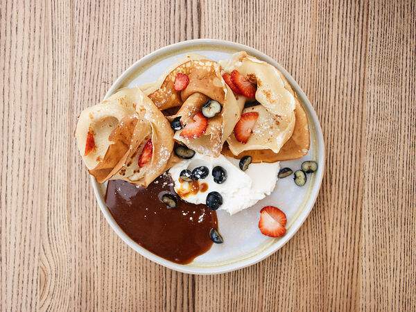 Гнездо - Блинчики с творожным сыром, карамельным соусом и ягодами