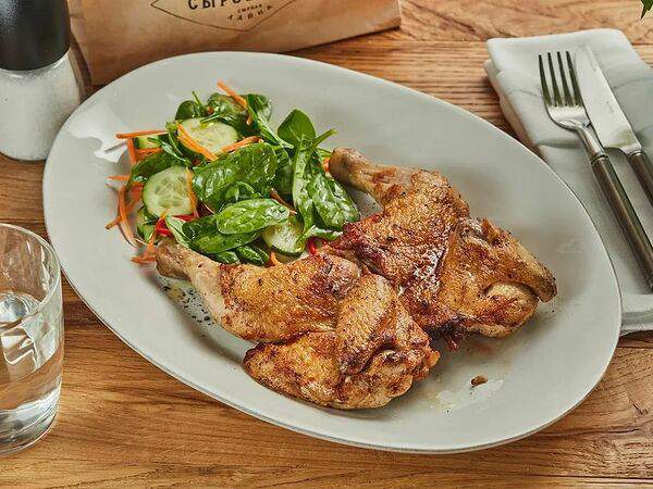 Сыроварня - Цыпленок с зеленым салатом и аджикой