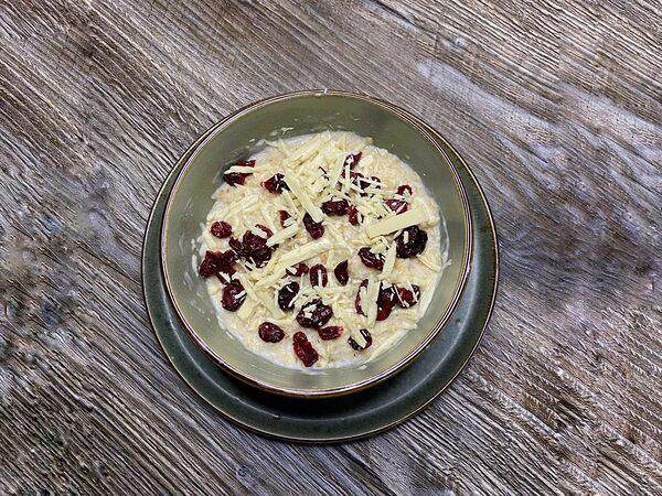 Gray House - Каша овсяная с белым шоколадом и клюквой