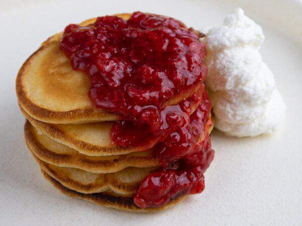 RingoBells - Оладьи со взбитыми сливками и тёртой клубникой