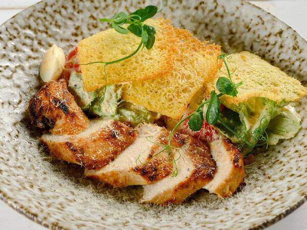 Лель - Грудка цыпленка на листьях Цезарь с печеным бриошь