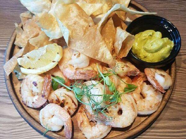 Broadway - Дальневосточная креветка с чипсами и соусом Блю-Чиз