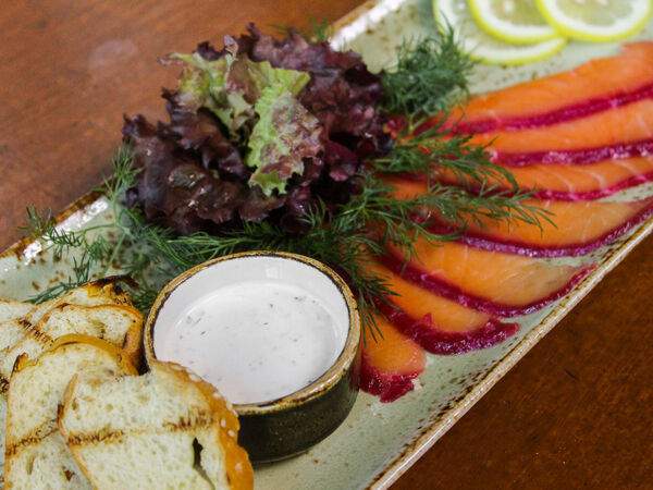 Vinograd - Свекольный Гравлакс из лосося с соусом из сливочного хрена