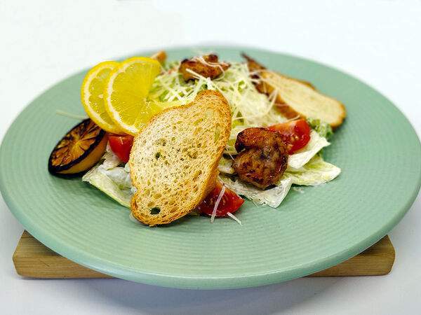 Кафе Ликан - Салат Цезарь с тигровыми креветками