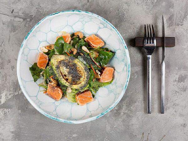 Коптильня - Большой зеленый салат с лососем татаки