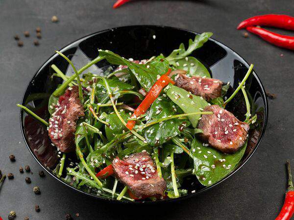 Гвозди - Салат с теплым ростбифом и соусом Юдзо