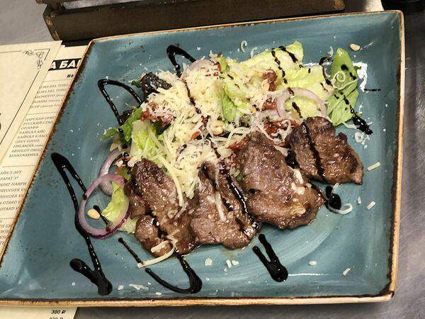 Ресторан 2Avenue - Салат из теплой говядины с салатом микс