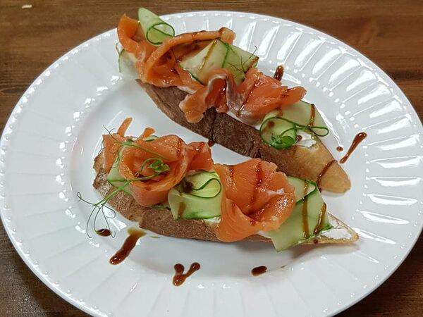 Пельменьок - Брускетта с Лососем
