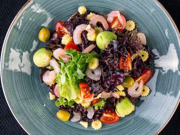 Стейк давай - Салат с креветками и авокадо