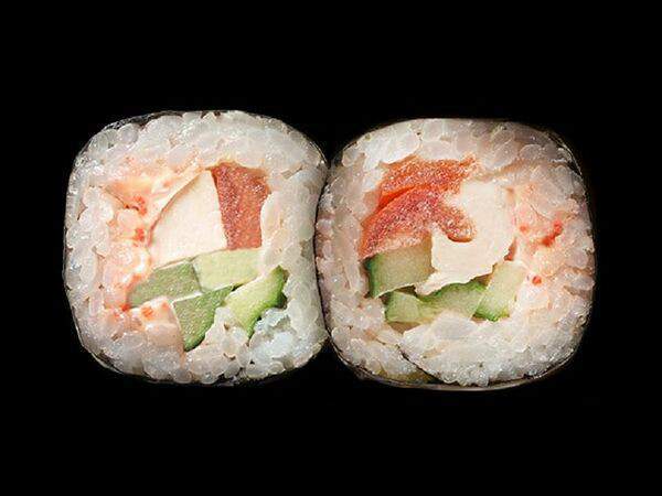 Fabrika - Ролл с копченой куриной грудкой, соусом тобико и овощами