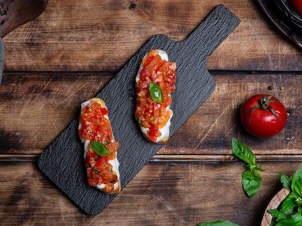 PizzAmore - Брускетта с томатами и страчателлой