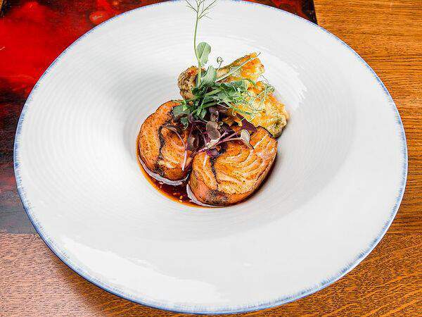 Рамен с уткой - Обожженная семга с хрустящим брокколи и соусом ВаФо