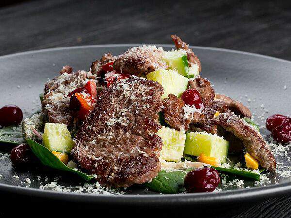 BUNKER - Стейк-салат с ростбифом, шпинатом и клюквой