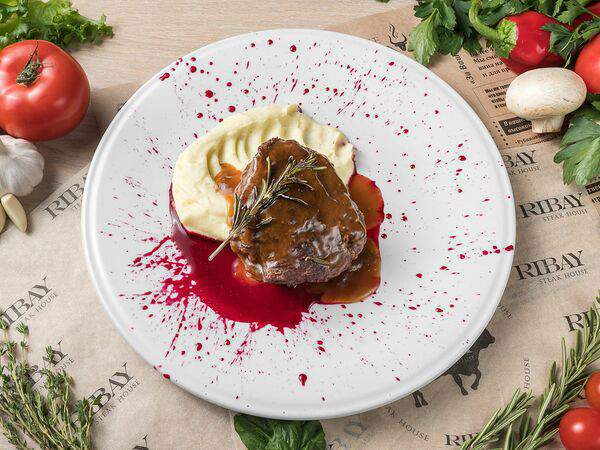 Рибай - Телячьи щечки под соусом демиглас и нежным пюре