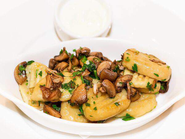 Траттория пицца - Ньокки с жареными грибами и сметаной
