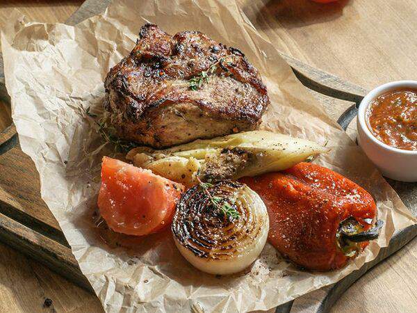 АльпенХофф - Стейк BBQ из cвинoй шей с овощами гриль